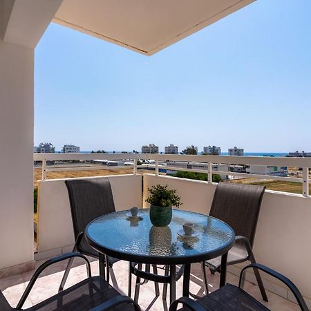 Sunny 2-Br Apartment In Mackenzie Larnaca Extérieur photo