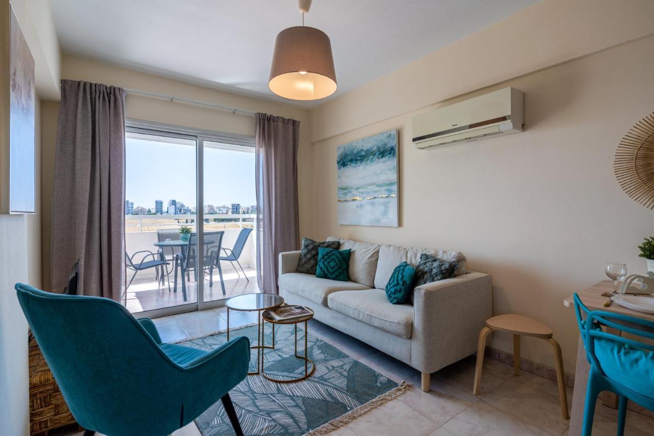 Sunny 2-Br Apartment In Mackenzie Larnaca Extérieur photo