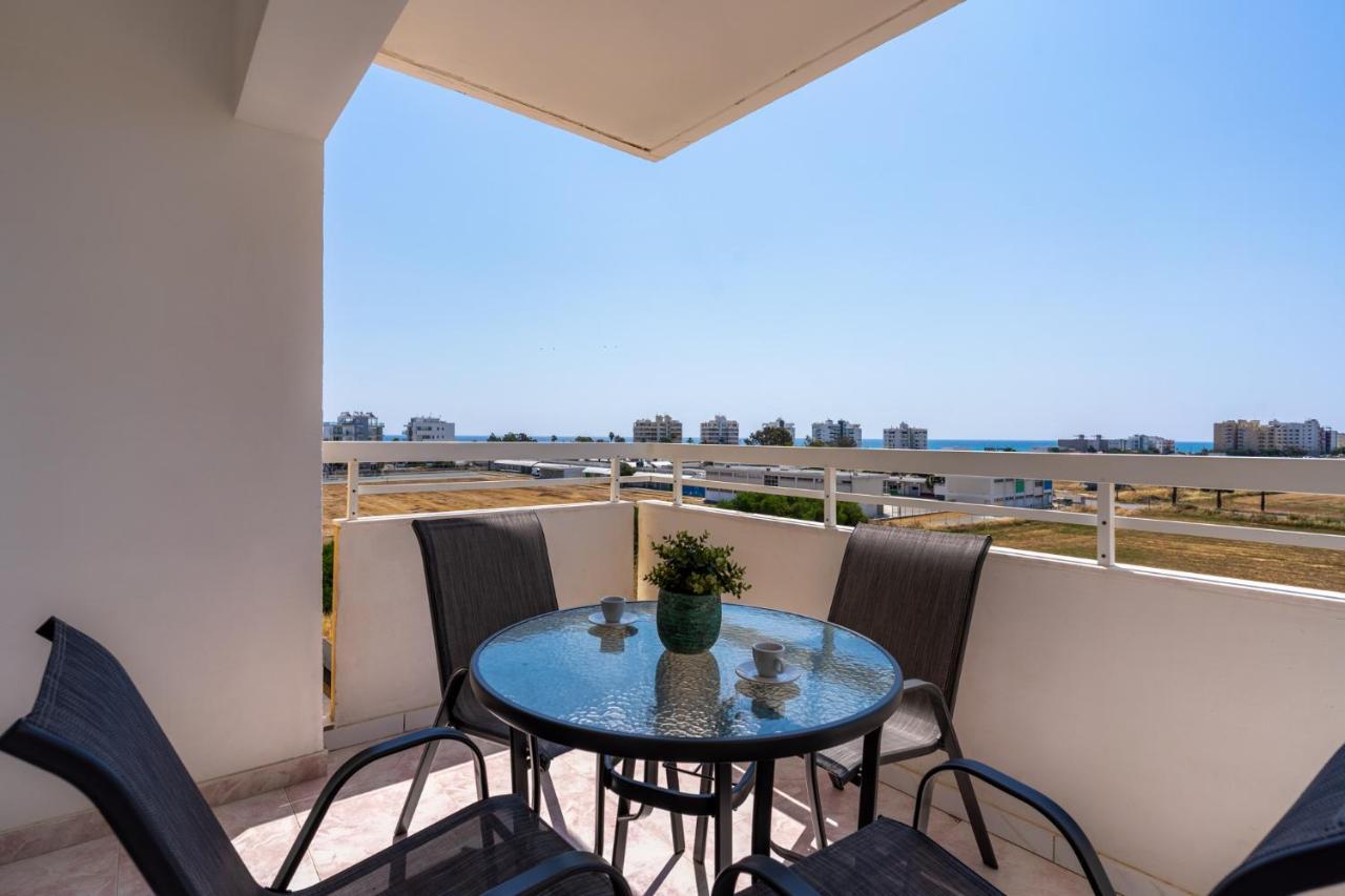 Sunny 2-Br Apartment In Mackenzie Larnaca Extérieur photo